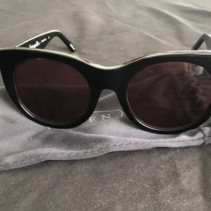 Raen Optics Durante Black Frame Grey Lense Sunglasses w soft carry case